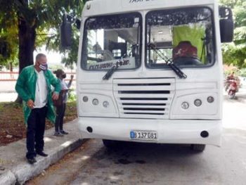 El servicio de transportación permite la llegada puntual de los profesionales a los dos hospitales.