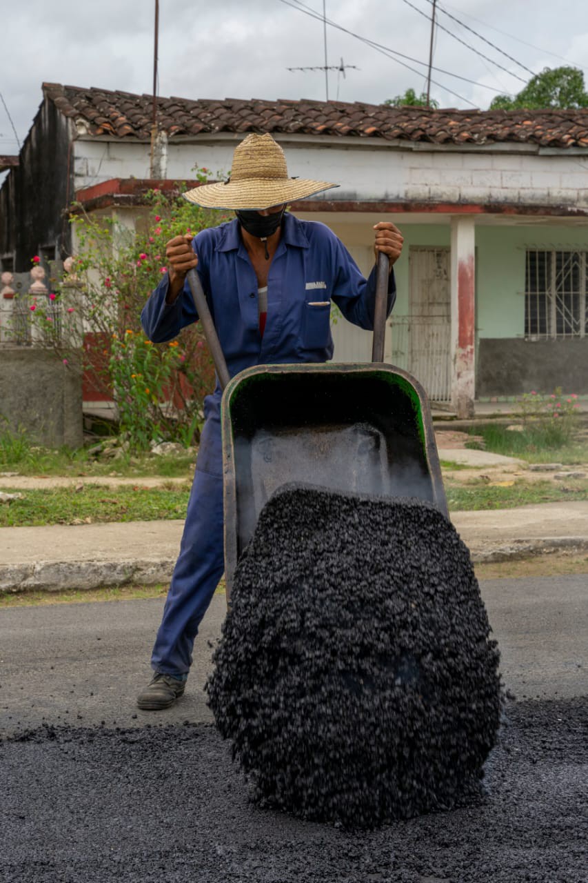 Se ha trabajado en el bacheo con asfalto caliente en puntos de la carretera Cabaiguán-Fomento y en el pedraplén de la península de Ancón