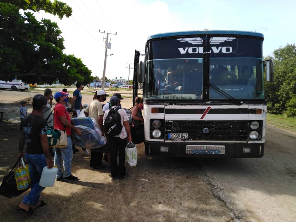 Tal y como ha ocurrido en ocasiones anteriores, ante la ocurrencia de intensas lluvias los medios pertenecientes al sector estatal y privado están listos para trasladar a los evacuados.