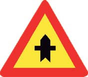 cruce con preferencia: indica la proximidad a una intersección con una carretera de menor importancia o no preferente