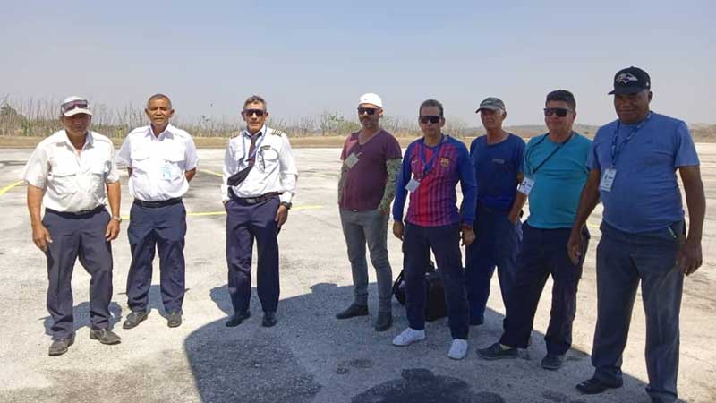 En la propia losa del aeropuerto, los aviadores fueron reconocidos por el arrojo mostrado en la extensión de las llamas