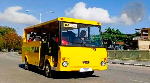 El Microbús Eléctrico, diseñado y fabricado por la Empresa Militar Industrial de Sancti Spíritus, desde los primeros días de agosto se incorporó de manera estable a la transportación de pasajeros. Foto: Radio Sancti Spíritus