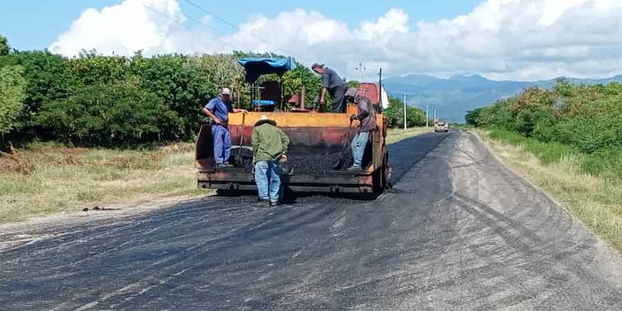 En los primeros cuatro días de trabajo se colocaron en el pedraplén más de 1 000 toneladas de asfalto
